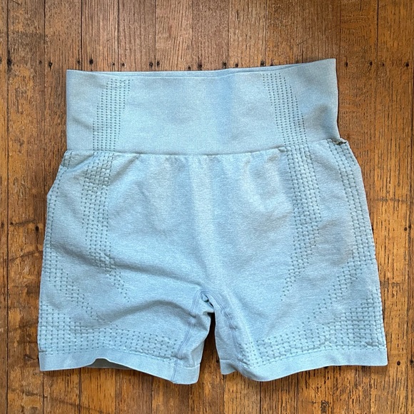 Compression short under butt contour - Picture 2 of 2